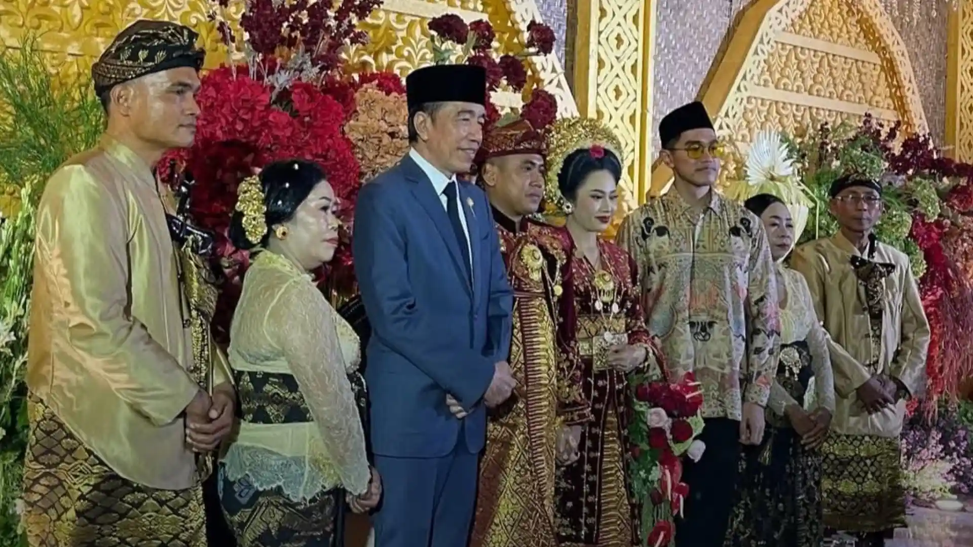 Jokowi dan Kaesang Hadiri Resepsi Pernikahan Adat Begawe di Taman Mayura Mataram, Ribuan Warga Berebut Swafoto