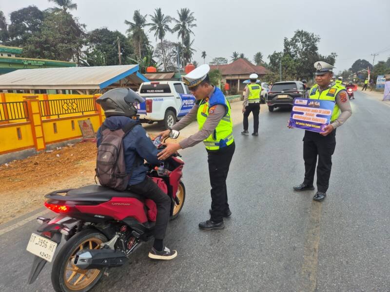 Sat Lantas Polres Konawe Gelar Patroli Simpatik di Poros Pondidaha, Pengendara Tertib Dapat Minuman Gratis