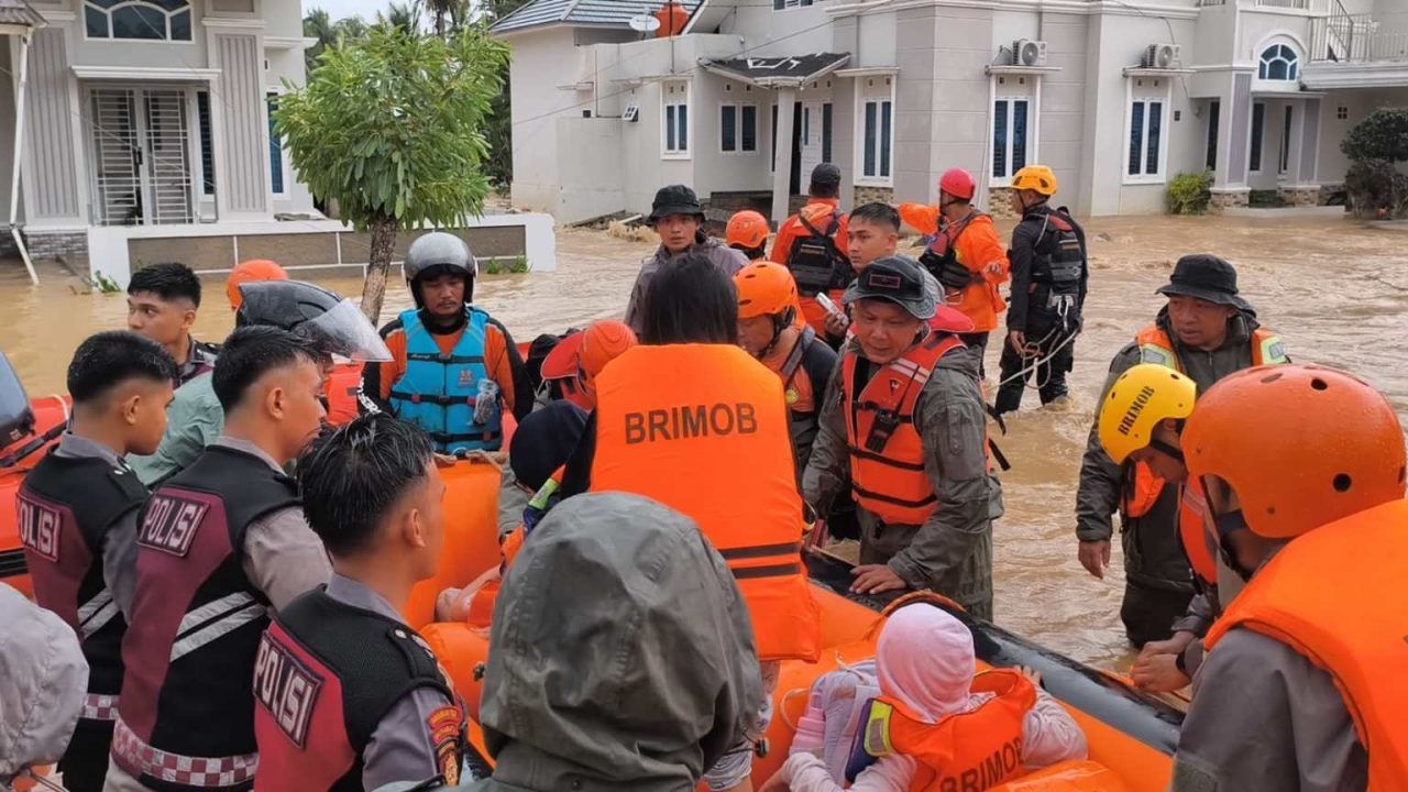 Satbrimob Polda Sumbar Kerahkan 500 Personel Evakuasi Warga Banjir Padang, 305 Rumah Terdampak
