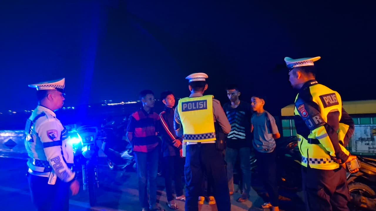Polantas Polda Sulbar Patroli Malam di Titik Rawan Mamuju, Tegur Pengendara Tanpa Helm hingga Bagikan Air di SPBU Simbuang