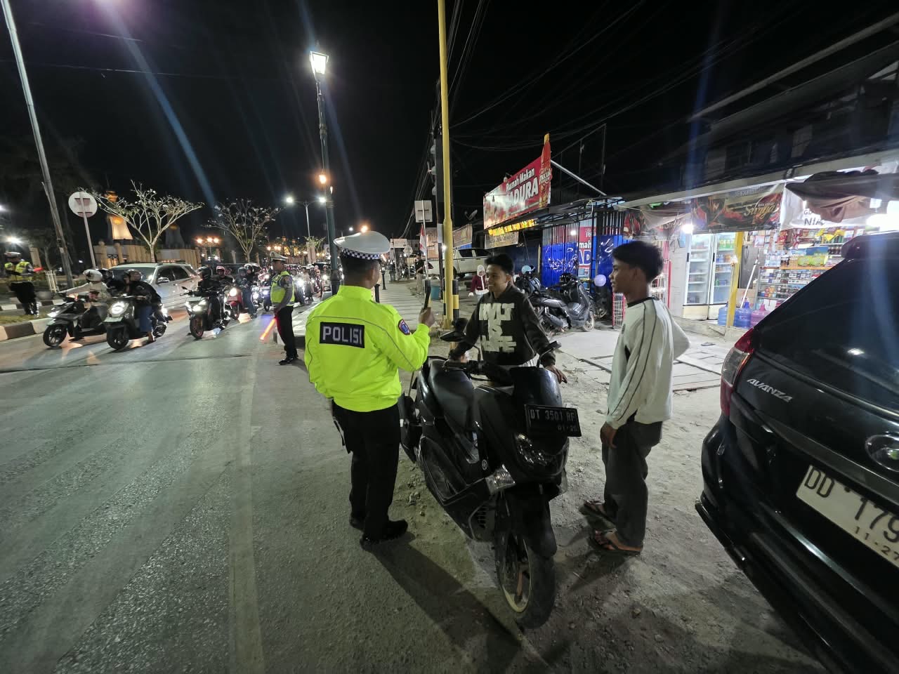 Ditlantas Polda Sultra Tindak 19 Pelanggaran Helm SNI di Kendari, Patroli Malam Berakhir Tanpa Balapan Liar