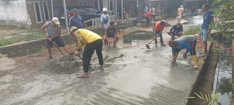 Kompol Tasrin Gotong Royong Bangun Bahu Jalan di Pekan Sabtu Bersama Warga RT 30
