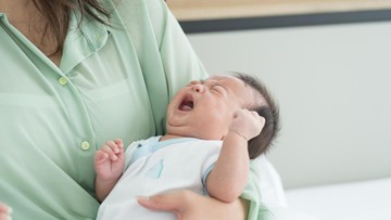 Bayi Tidak Mau Digendong Orang Lain? Ini Alasan dan Cara Mengatasinya