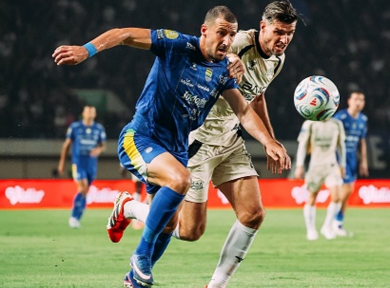 Persib Bandung Ditahan Dewa United 2-2, Gol Marc Klok Selamatkan Satu Poin