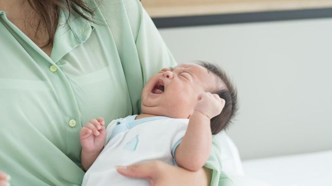 Bayi Tidak Mau Digendong Orang Lain? Ini Penyebab dan Cara Mengatasinya