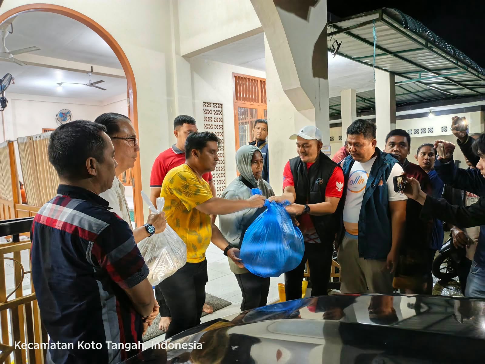 Bank Nagari Salurkan 400 Bungkus Nasi untuk Warga Terdampak Banjir di Koto Tangah dan Kuranji Padang