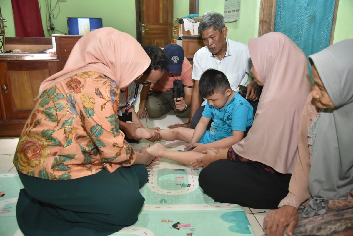 Dua Bersaudara Lumpuh di Ambal Kebumen Terima Kursi Roda dari Bupati Lilis Nuryani