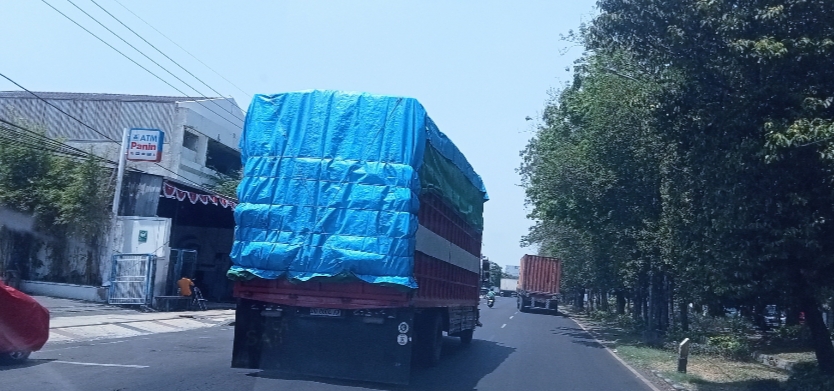 Pelindo Larang Truk Parkir di Jalan Tanjung Perak, Siapkan Buffer 230 Unit