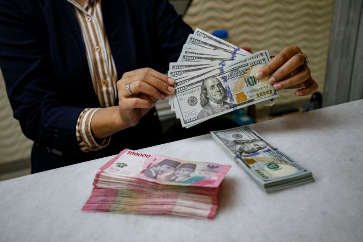 Rupiah Dibuka Menguat ke Rp17.879 per USD, Dolar AS Mulai Tertekan