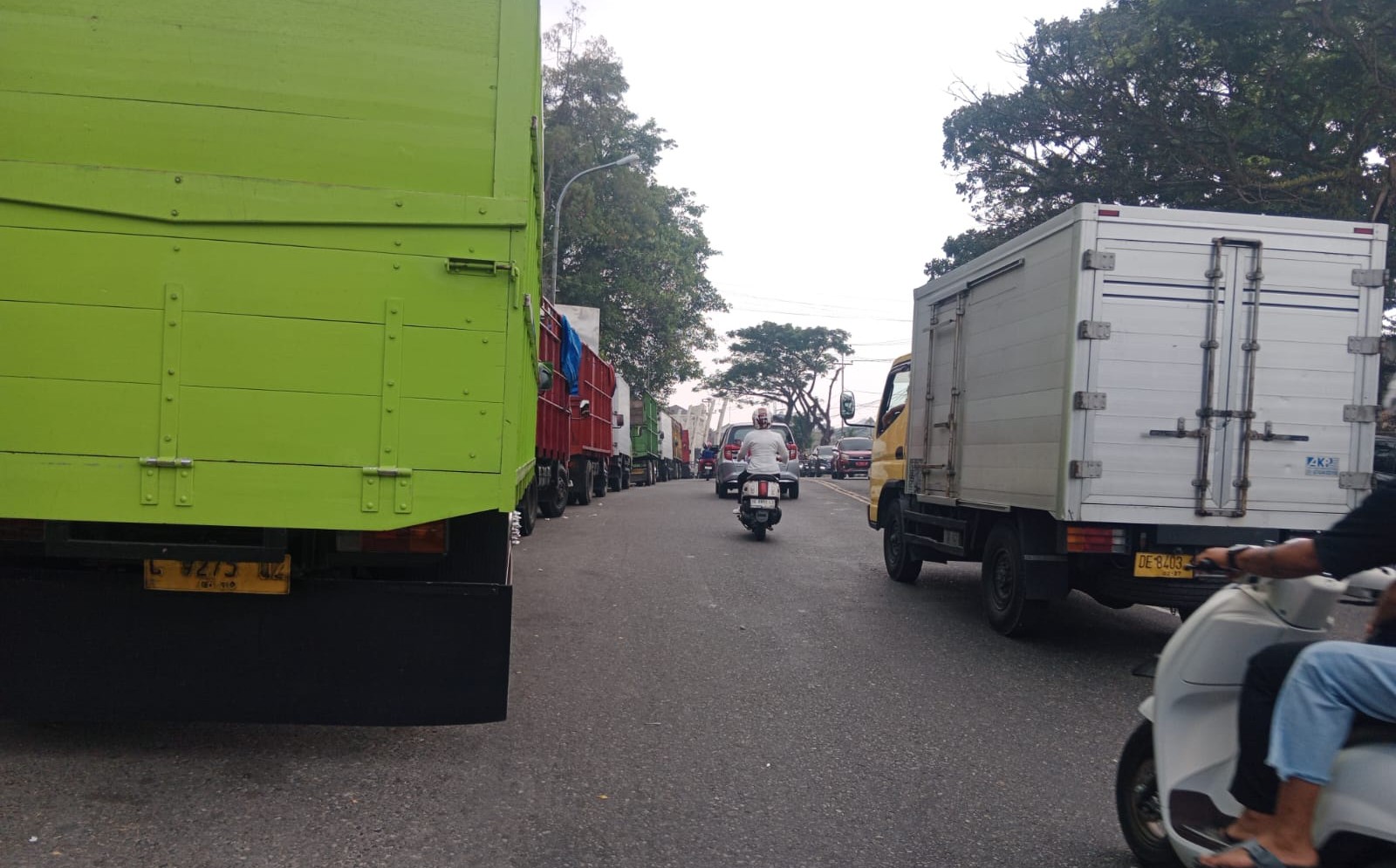 Puluhan Truk Antre Solar di SPBU Kebun Cengkeh Ambon, Tiga Barisan Penuhi Badan Jalan