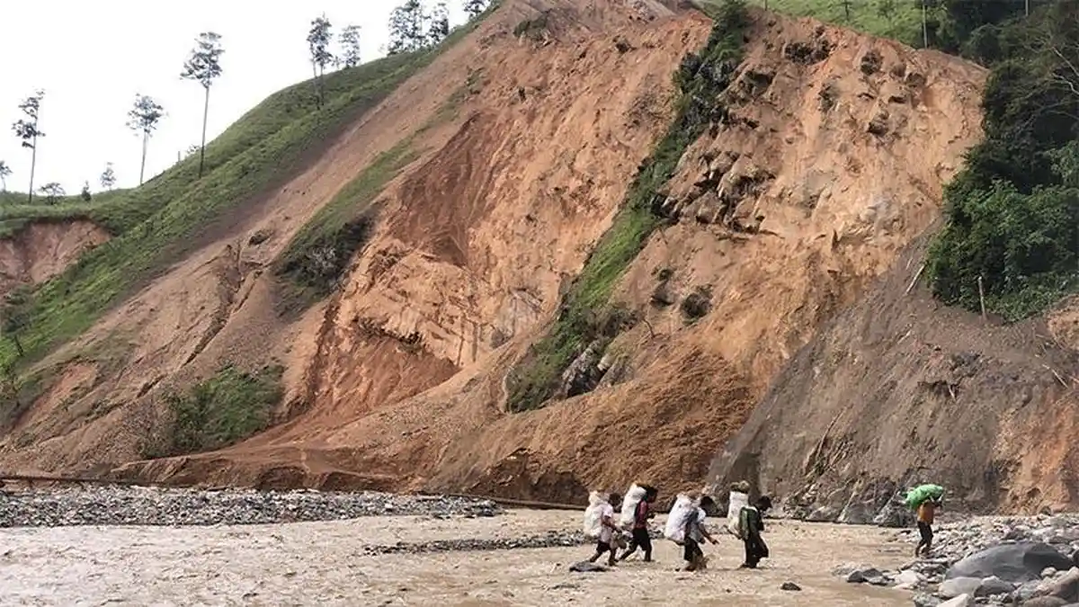 Warga Delung Sekinel Hilang Terseret Arus Sungai Jamat Saat Lansir Getah Pinus di Linge
