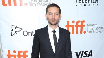 Tobey Maguire Jadi Penghulu Pernikahan Jennifer Meyer di Hawaii