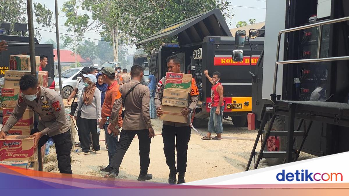 Brimob Polda Babel Dirikan Dapur Umum untuk 500 Warga Terdampak Kebakaran Lahan Gambut di Bangka Selatan