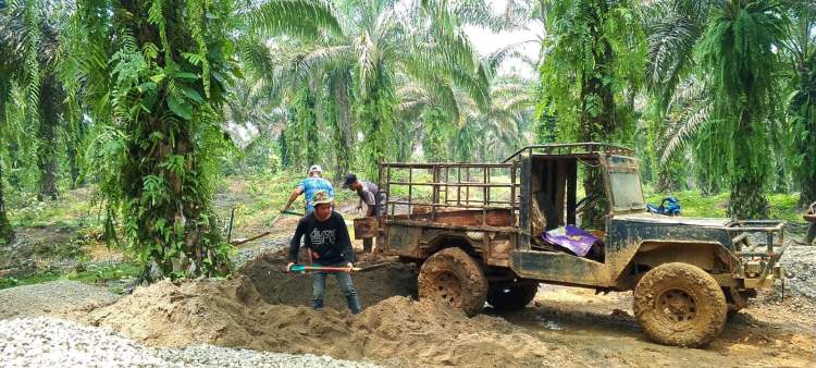Kodim 0423/Bengkulu Utara dan Warga Taba Tembilang Gotong Royong Kejar Pengerjaan Jembatan Perintis Garuda