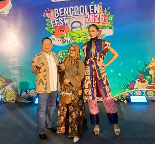 Aura Indah Khairunnisa Juara Umum Bencoolen Fashion Week Night 3, Batik Bengkulu Tampil di Panggung Fesyen