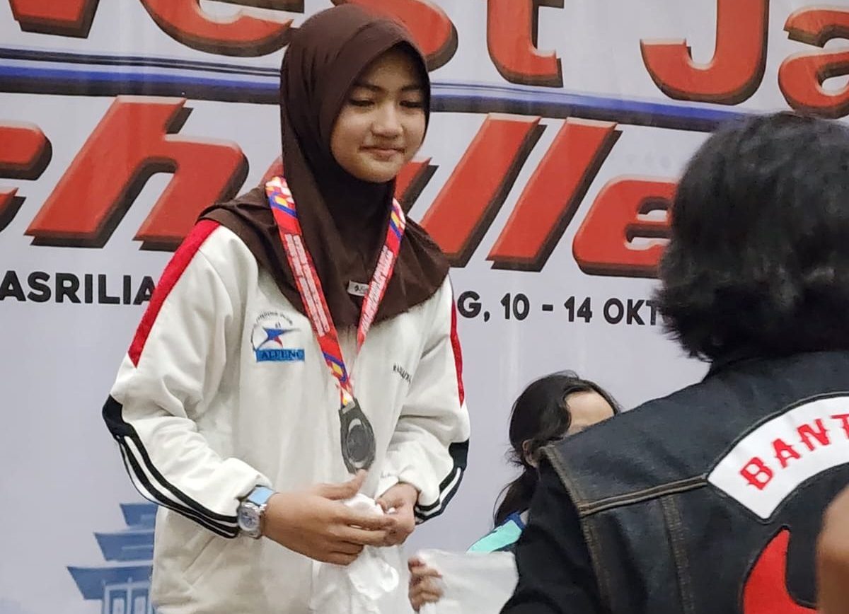 Anak Personel Polres Singkawang Raqilla Zahfira Sabet Emas dan Perak Kejurnas Anggar di Bandung