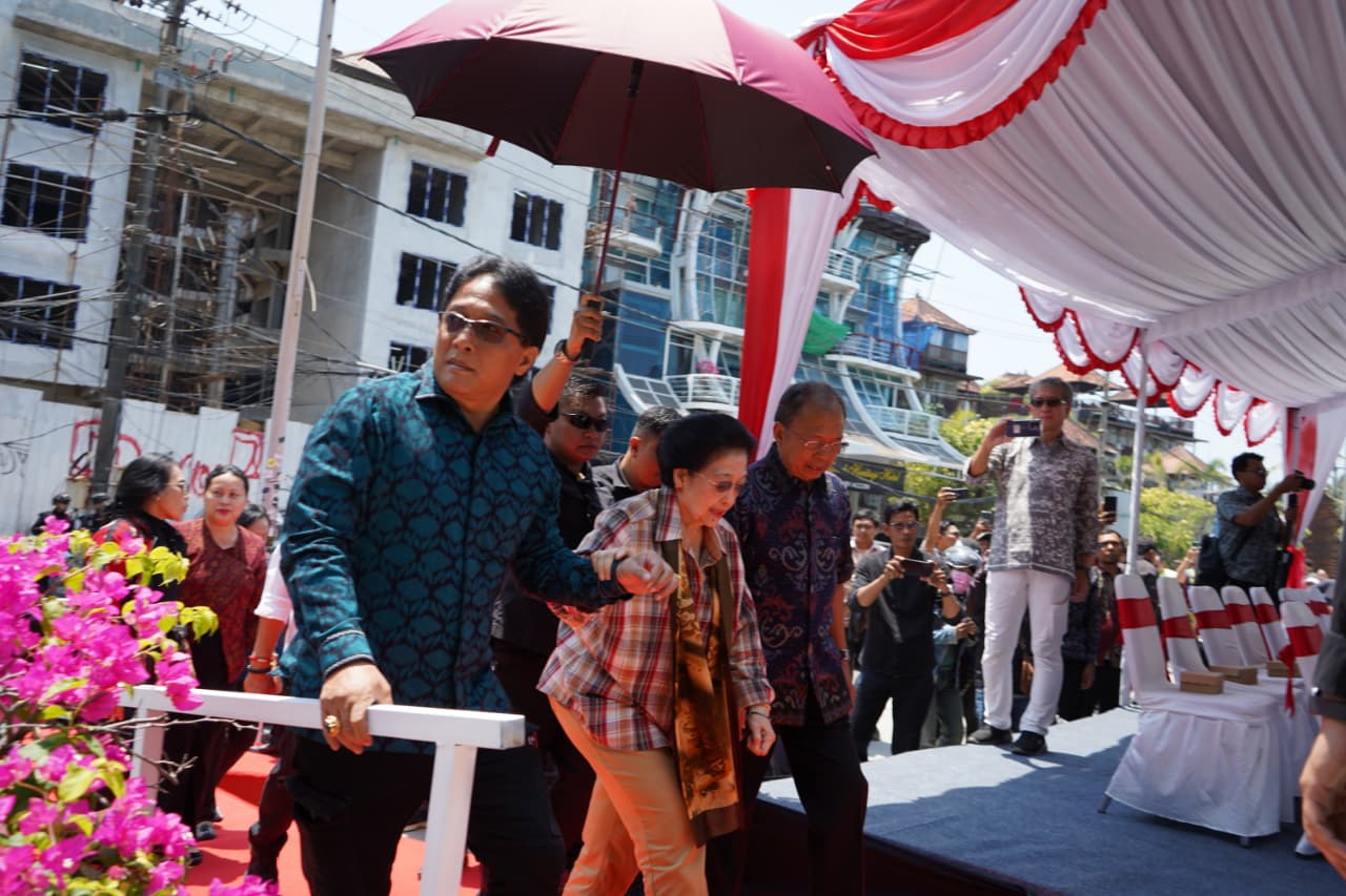 Megawati Tinjau Abrasi Pantai Kuta, Soroti 85 Km Garis Pantai Bali yang Belum Tertangani