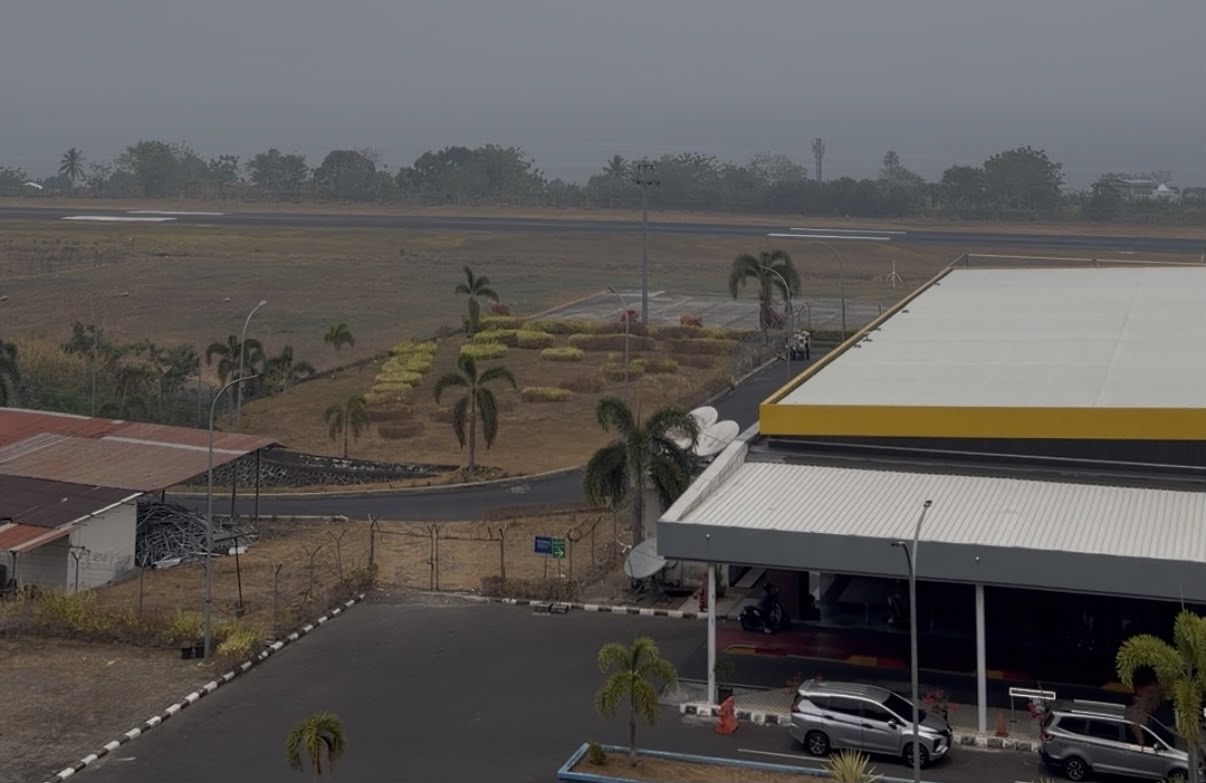 Asap Kebakaran TPA Takome Hari ke-10 Ganggu Penerbangan Bandara Sultan Babullah Ternate, Sejumlah Pesawat Dialihkan