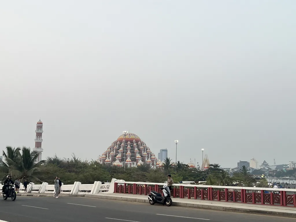Asap Karhutla Selimuti Makassar, Senja Pantai Losari Kini Hilang