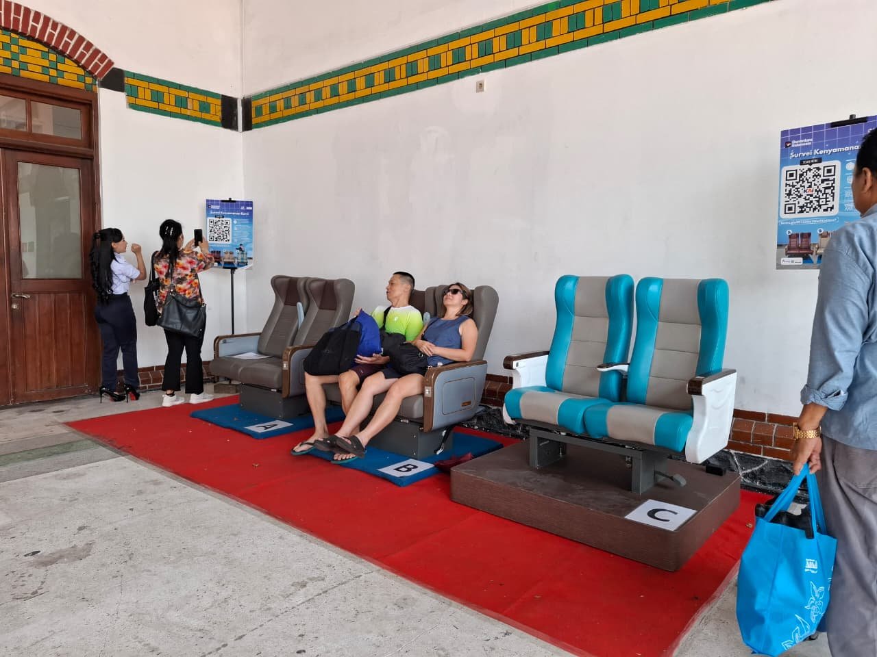 KAI Daop 4 Semarang Pamerkan 3 Generasi Kursi Eksekutif di Stasiun Tawang, Penumpang Diminta Uji Kenyamanan