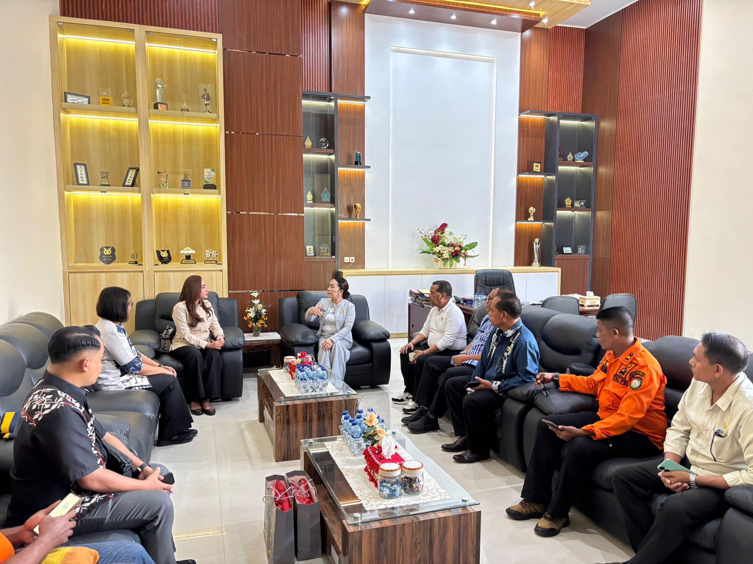 Wakil Wali Kota Kupang Serena Francis Serahkan Bantuan Rp50 Juta untuk Warga Sumba Barat Daya