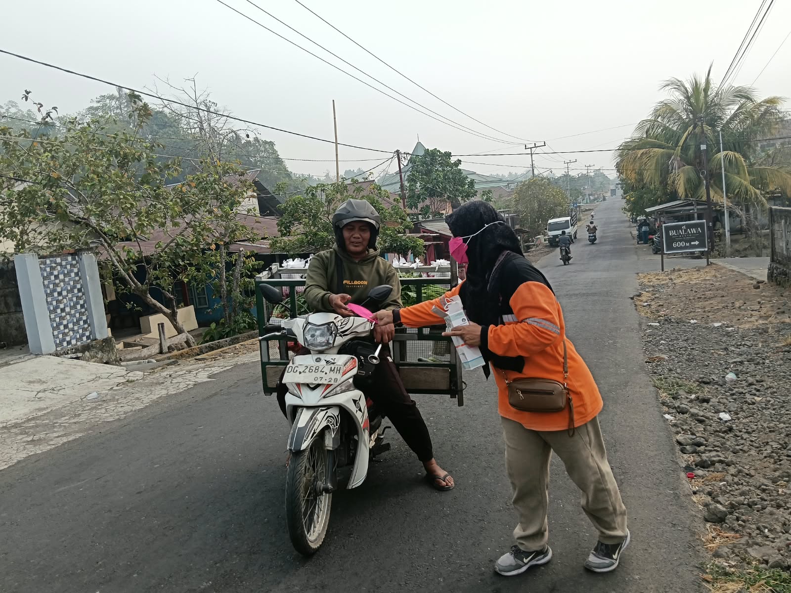 BPBD Halmahera Barat Bagikan 5.000 Masker ke Warga Antisipasi Asap Karhutla