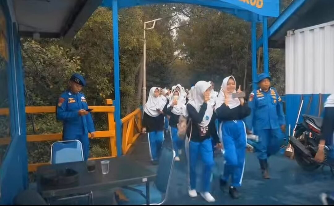 Puluhan Siswa SMAN 3 Balikpapan Tanam Bibit Bakau di DAS Somber Bersama Ditpolairud Polda Kaltim