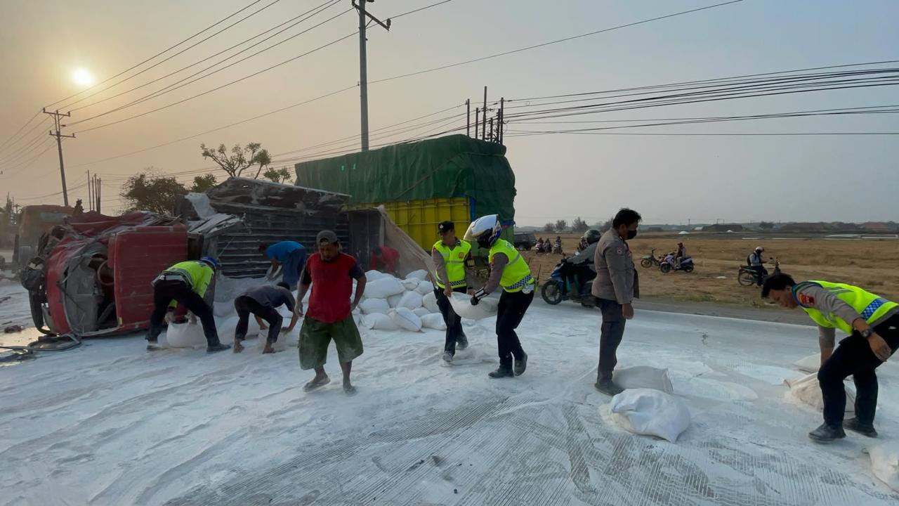 Truk Dump Oleng Tabrak Truk Gandeng di Kaliori Rembang, Dua Pengemudi Lintas Provinsi Terlibat