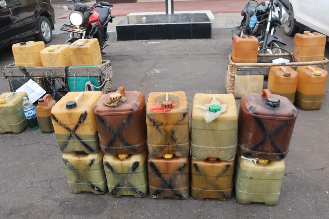 Polres Ketapang Pamerkan Barang Bukti Dugaan Penyelewengan BBM Subsidi