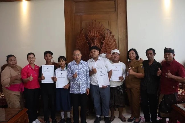 Gubernur Koster Serahkan Bantuan Pendidikan ke Siswa Yatim Piatu Denpasar, Agus SMKN 1 Terima Rp 18 Juta