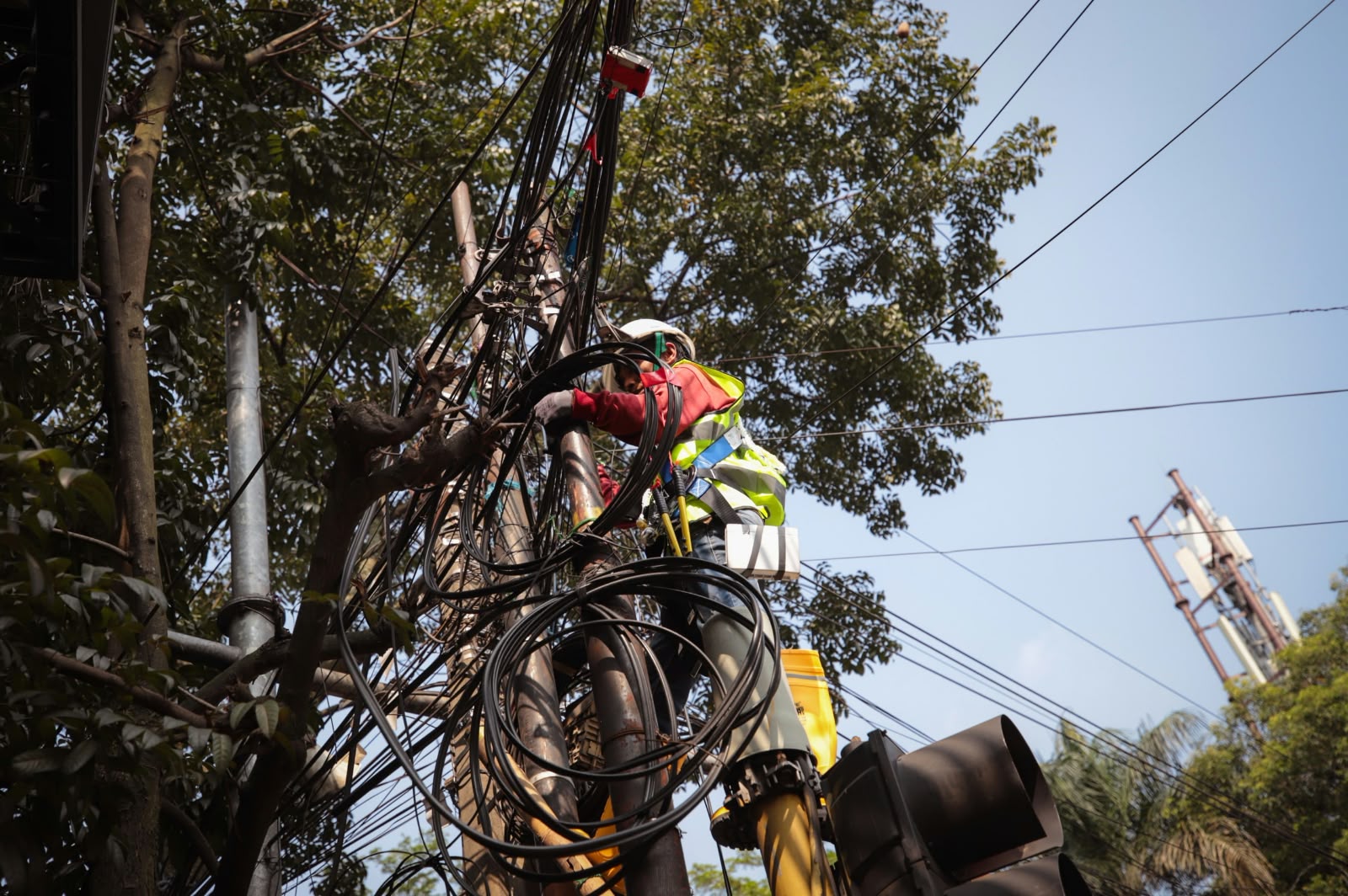 Pemkot Bandung Setop 14 Hari Penertiban Kabel Udara, 8 Kawasan Permukiman Masih Alami Gangguan Internet