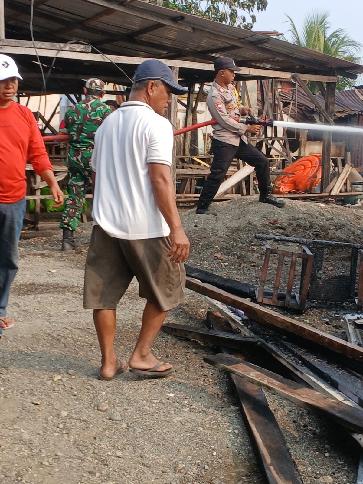 Polsek Bumi Raya Bantu Padamkan Kebakaran Rumah Warga Bahonsuai, Kerugian Ditaksir Rp 50 Juta