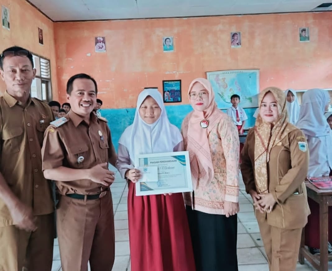 Siswi SDN Cililitan 3 Juara 2 Ngedongeng Sunda FTBI Banten, Camat Picung Serahkan Kadeudeuh