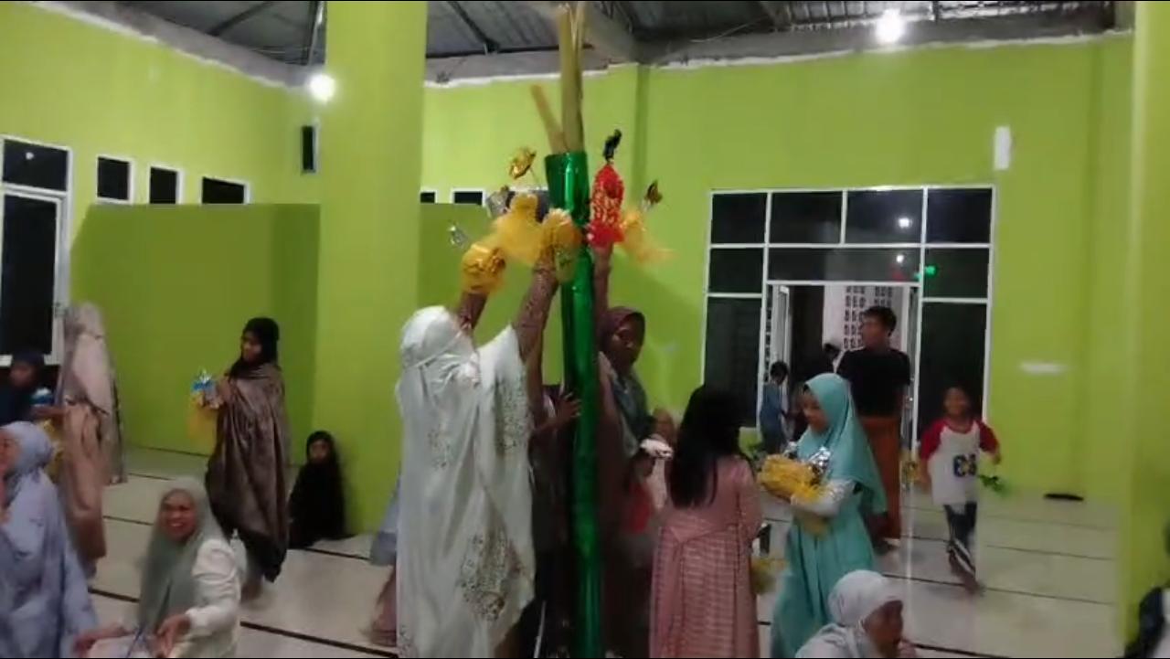 Kaddo Minyak dan Telur Rebus Jadi Rebutan Warga Simboro Mamuju Saat Maulid Nabi