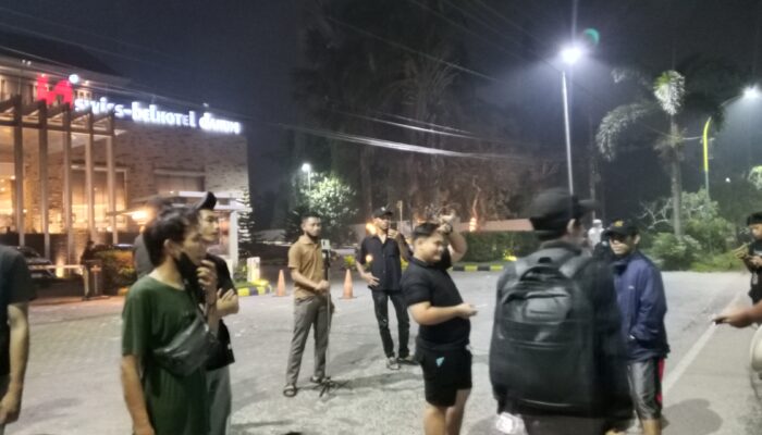 Puluhan Pemuda Palangka Raya Demo Menhut Raja Juli di Hotel, Desak Mundur soal Karhutla Kalteng