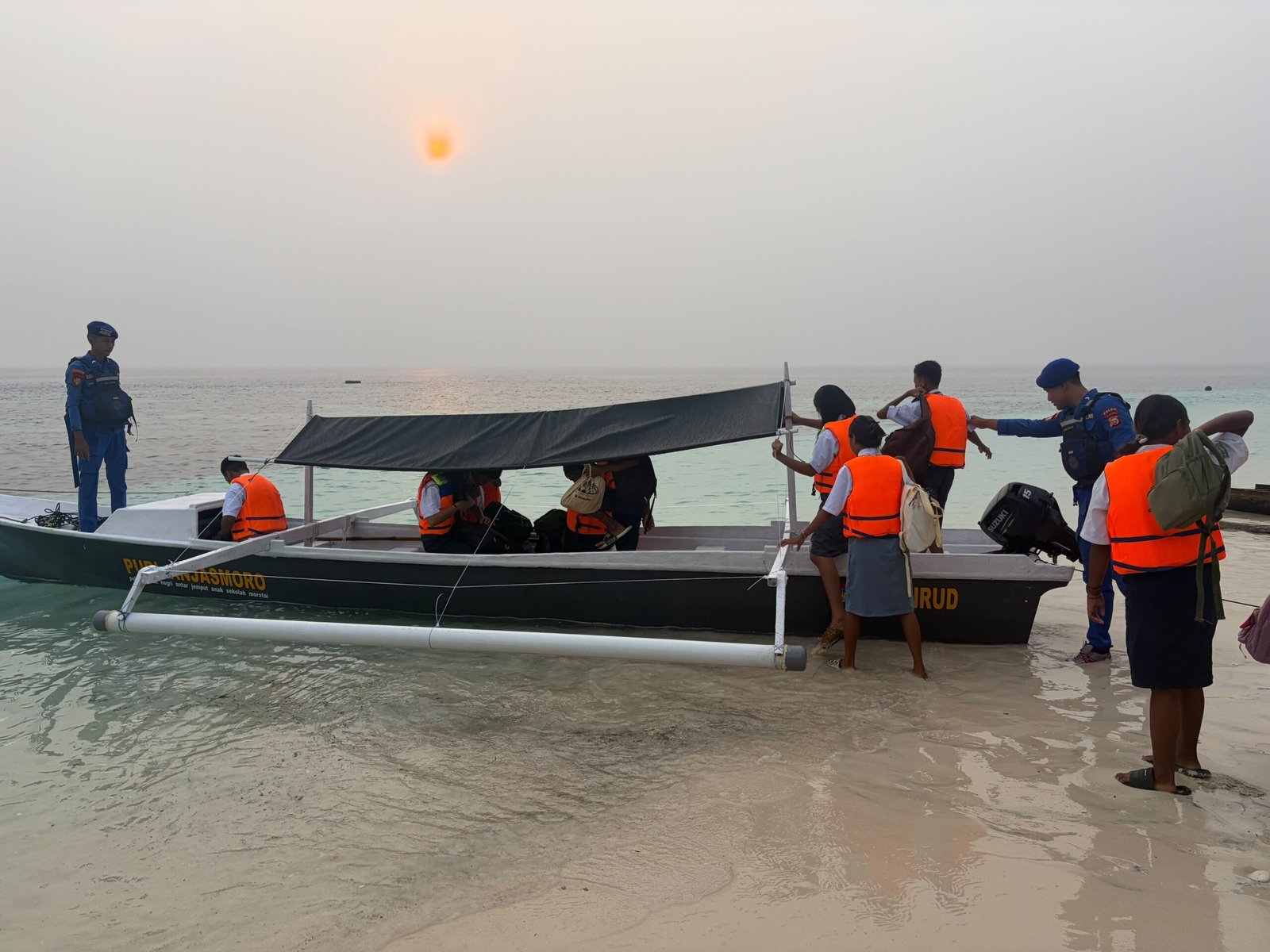 Polairud Polda Maluku Utara Antar Jemput Pelajar Morotai Lewat Program Puri Anjasmoro