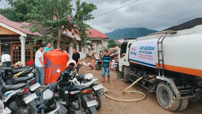 BNI Salurkan 8.000 Liter Air Bersih dan 400 Nasi untuk Korban Banjir Padang