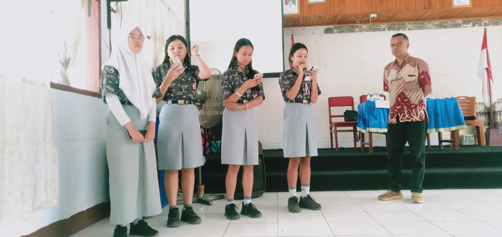 Puluhan Siswa SMAN 2 Bitung Dibekali Dasar Jurnalistik oleh Wartawan Senior Sulut
