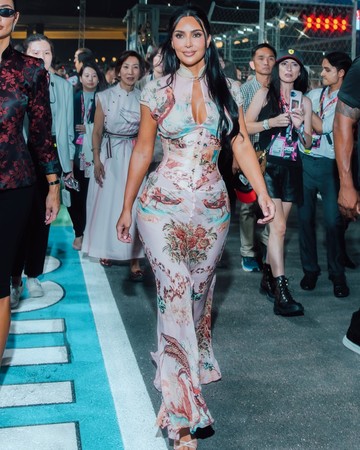 Gaya Kim Kardashian di F1 GP Singapura: Pesona Cheongsam yang Mencuri Perhatian