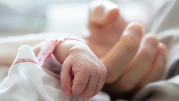 Bahaya Menyusui Sambil Tidur: Kisah Tragis dan Cara Aman untuk Ibu