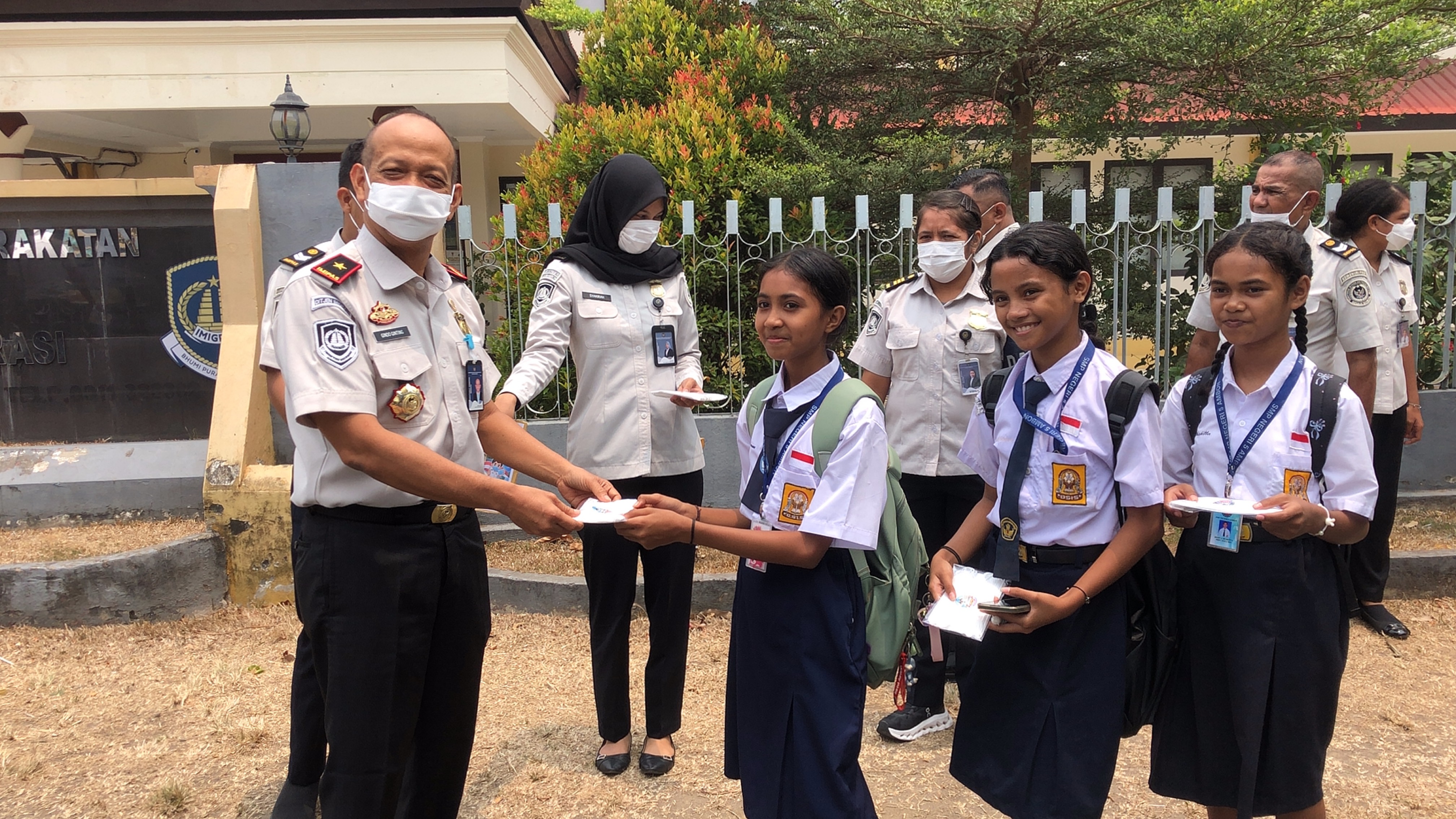 Imigrasi Maluku Bagikan Masker ke Warga Terdampak Kabut Asap Karhutla