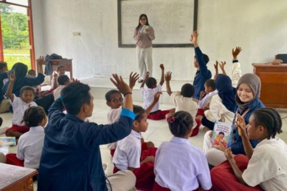 Tim Ekspedisi Patriot ITB Kenalkan Pencegahan TBC lewat Buku Cerita di SD Yapsi Jayapura