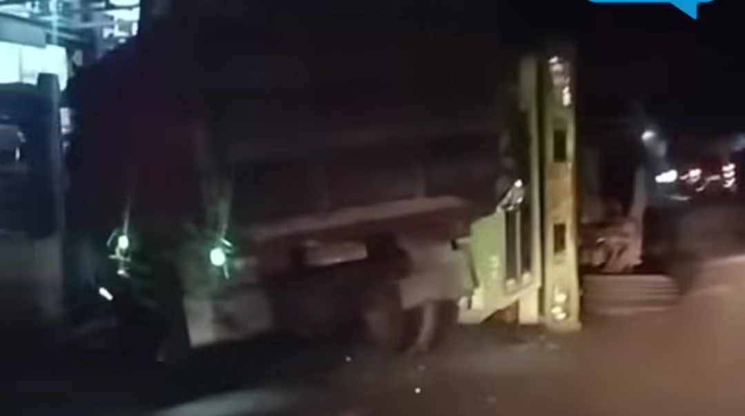 Dua Truk Tabrakan di Simpang Tiga Muara Kedurang Bengkulu Selatan, Satu Terbalik dan Jalur Lintas Lampung Lumpuh