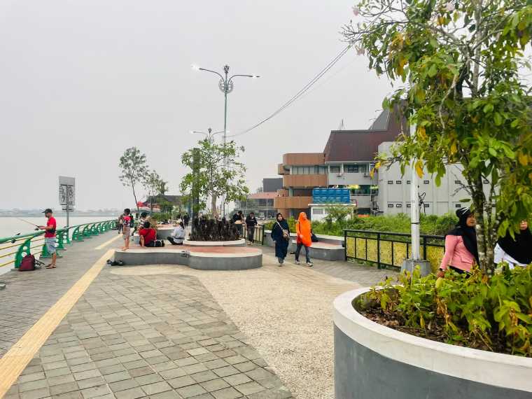Kabut Asap Selimuti Kota Pontianak, Warga Magang di Lapangan Terbuka Merasa Sangat Terganggu