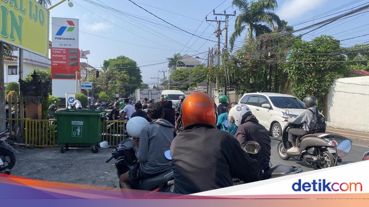 Puluhan Warga Denpasar Antre 3 Jam di SPBU Tukad Pakerisan meski Bensin Habis