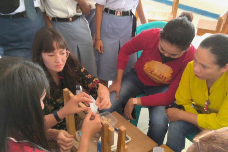 Undana Latih Siswa SMKN 2 Kupang Barat Olah Limbah Laut Jadi Kerajinan Bernilai Jual