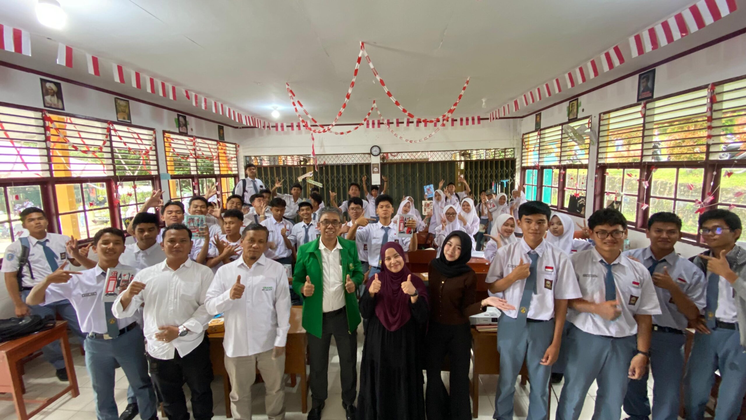 Dosen Ilmu Politik Unand Bekali 37 Siswa SMAN 16 Padang Jadi Pemilih Cerdas Jelang Pemilu 2029