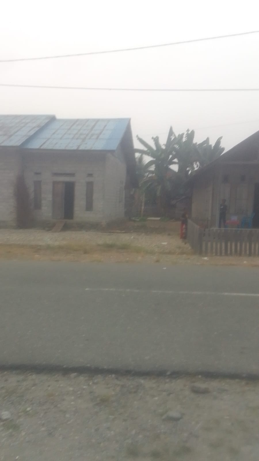 Kabut Asap Karhutla Selimuti Langit Waesama Buru Selatan, Warga Pakai Masker dan Batasi Laju Kendaraan