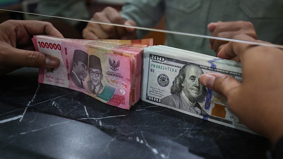 Rupiah Diprediksi Melemah, Minyak Bertengger di US$105 per Barel