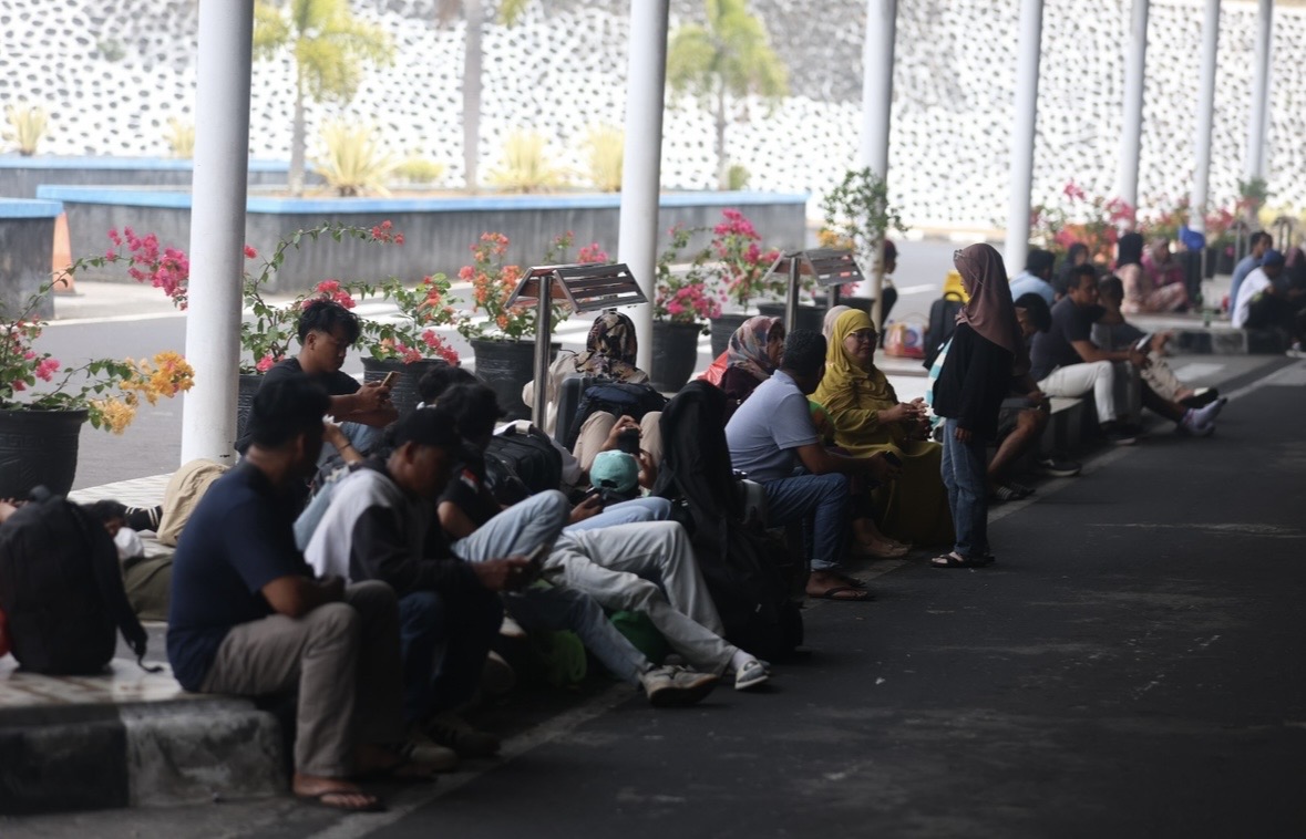 Kabut Asap Lumpuhkan Bandara Sultan Babullah Ternate, 5 Maskapai Batalkan Penerbangan dan Ratusan Penumpang Tertahan